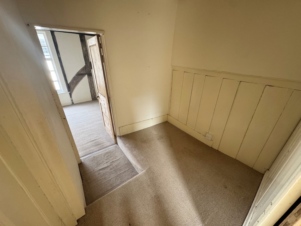 Lot: 90 - DOUBLE FRONTED SHOP AND MAISONETTE IN POPULAR CINQUE PORT TOWN - Residential - Inner hall